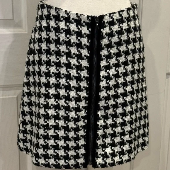 Anthropologie Houndstooth Tweed Mini Skirt Black White Front Zip Size 4 Chic - Picture 2 of 12